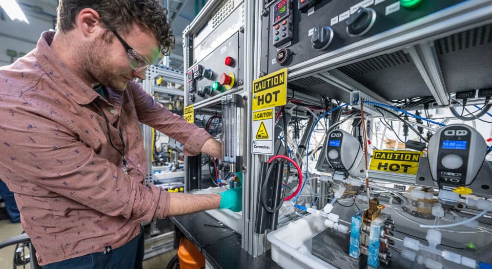 low-temperature-electrolysis-testing-station-960x526-1 Lab worker